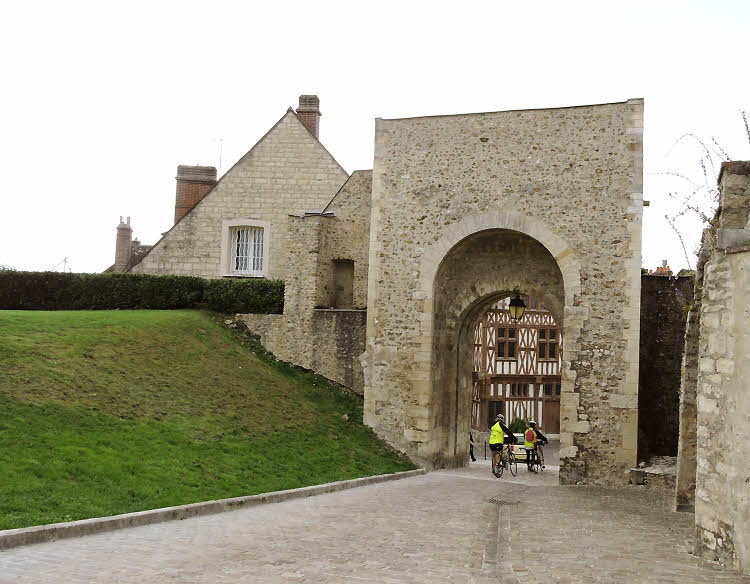 Porte de la ville de Joigny avec vue sur la Maison du Bailli © ABCfeminin.com.