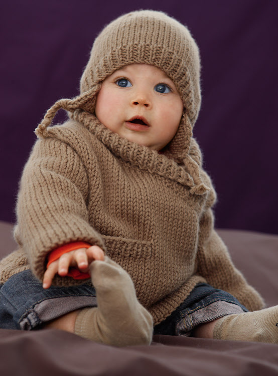 Layette gratuite expliquée : veste paletot et bonnet pour bébé à tricoter © Création Phildar.