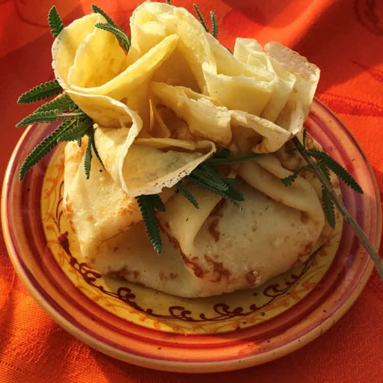 Crêpes en aumônière à la compotée de pomme cannelle