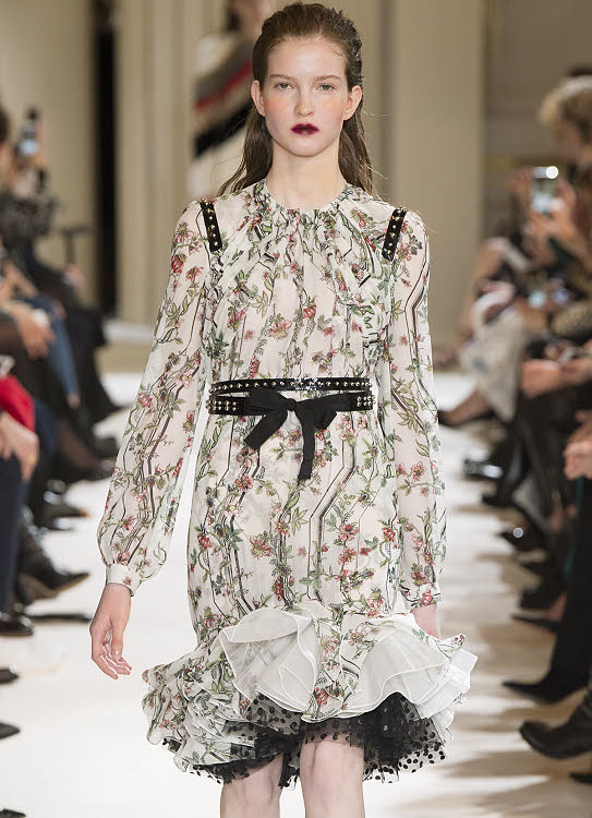 Un ruban à rivets en effets décoratif sur une robe fleurie de Giambattista Valli. Un ruban à rivets en effets décoratif sur une robe fleurie de Giambattista Valli.