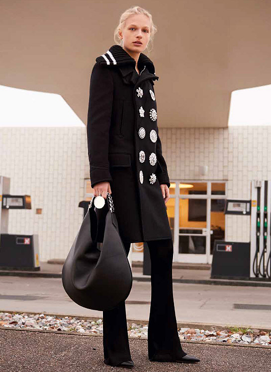 Idée mode : manteau griffé GIVENCHYà boutons précieux Idée mode : manteau griffé GIVENCHYà boutons précieux