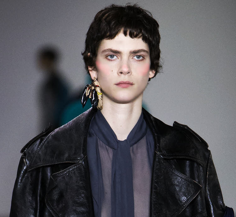 Idée mode : la créole enveloppée de soie de BALENCIAGA. Idée mode : la créole enveloppée de soie de BALENCIAGA.