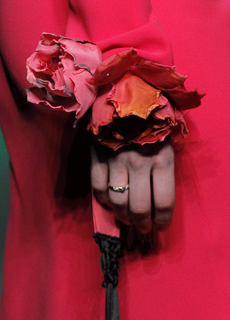Idée mode : la manchette fleur Juan VIDAL. Idée mode : la manchette fleur Juan VIDAL.