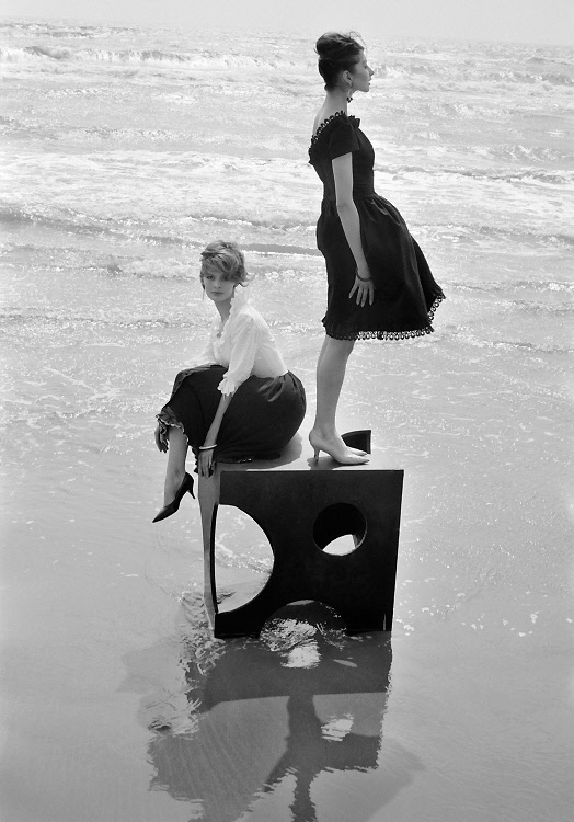 Pour Elle, Saintes Marie de la Mer, 1960 © Peter Knapp.