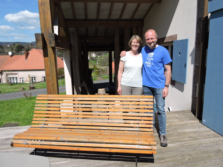 Catherine et Thierry sur la terrasse de leur maison d'hôtes © Droits réservés.