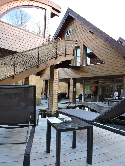 La piscine naturelle et le sauna sur pilotis du Nature Spa de La Cheneaudière © Droits réservés.