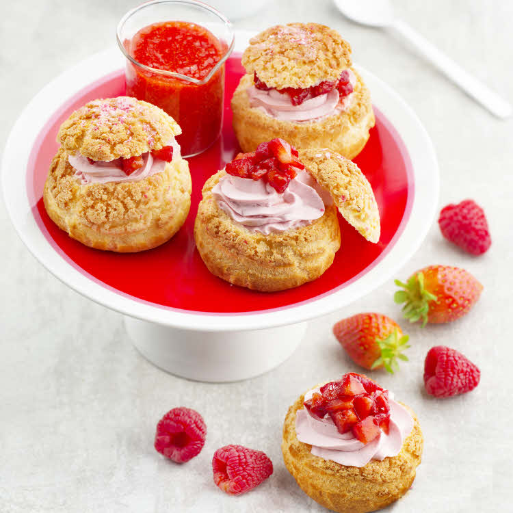 Recette des choux croquants à la crème fouettée, fraises, framboises et pralines