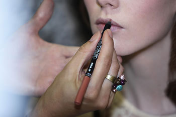 Maquillage du défilé A. Friend by A.F. Vandevost par Make-Up For Ever Maquillage du défilé A. Friend by A.F. Vandevost par Make-Up For Ever