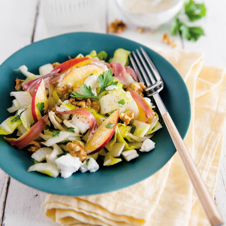 Salade d'été d'endives, tranches de nectarines, jambon et chèvre.