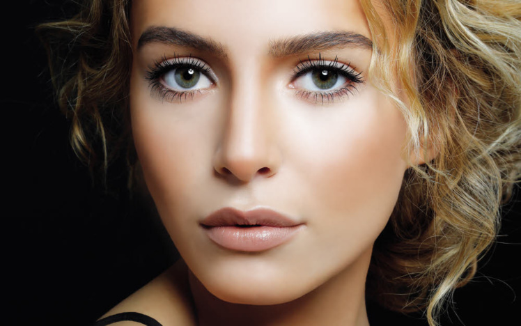Maquillage au subtil contouring BIGUINE Paris - Printemps-été 2018. Maquillage au subtil contouring BIGUINE Paris - Printemps-été 2018.
