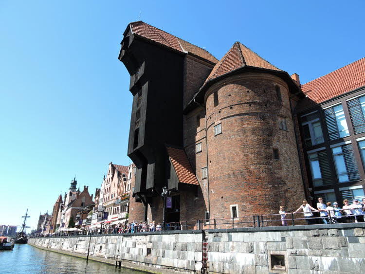 Sur la rive de Motlawa à Gdansk, l'antique grue portuaire du XVème siècle, un des emblèmes de la ville © ABCfeminin.com.