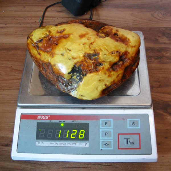 Une pierre d'ambre brute rejetée par la mer Baltique sur le rivage de la baie de Gdansk. © ABCfeminin.com. Une pierre d'ambre brute rejetée par la mer Baltique sur le rivage de la baie de Gdansk. © ABCfeminin.com.