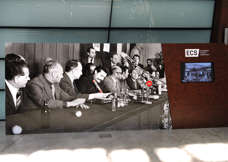 Lech Walesa signant l'accord de Gdansk. Photo exposée au Musée Solidarnosc © ABCfeminin.com.