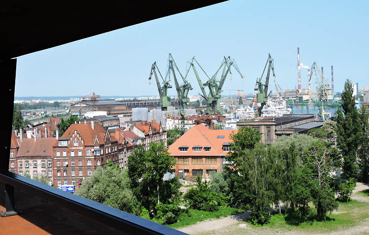 Vue sur les chantiers navals de Gdansk, depuis la terrasse du Centre européen Solidarnosc © ABCfeminin.com.