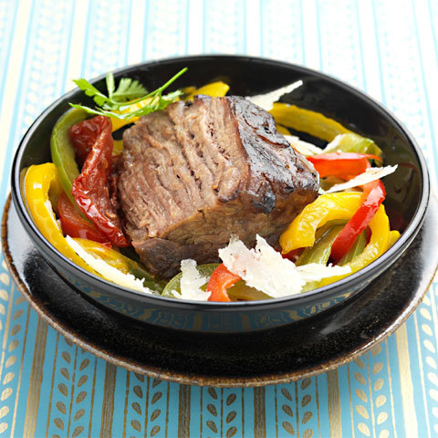 Tendron de bœuf laqué et poivrons entrelacés