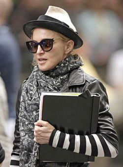 Madonna à Central Park en Thierry Lasry pour W.E. Madonna à Central Park en Thierry Lasry pour W.E.