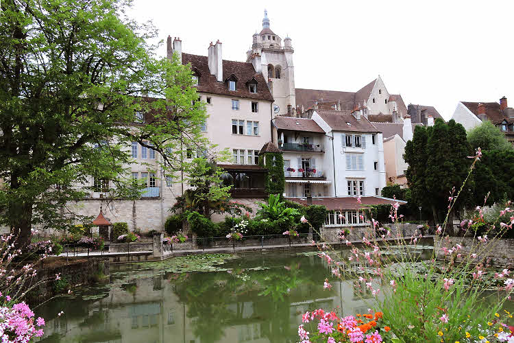 Le quai des Tanneurs à Dole, en Bourgogne Franche-Comté. © ABCfeminin.com.