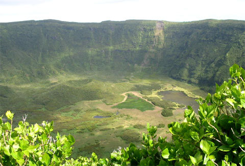 Cratère d'un volcan aux Açores.