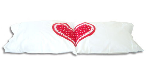 Paire de taies d'oreiller de mariage avec Red Heart Paire de taies d'oreiller de mariage avec Red Heart