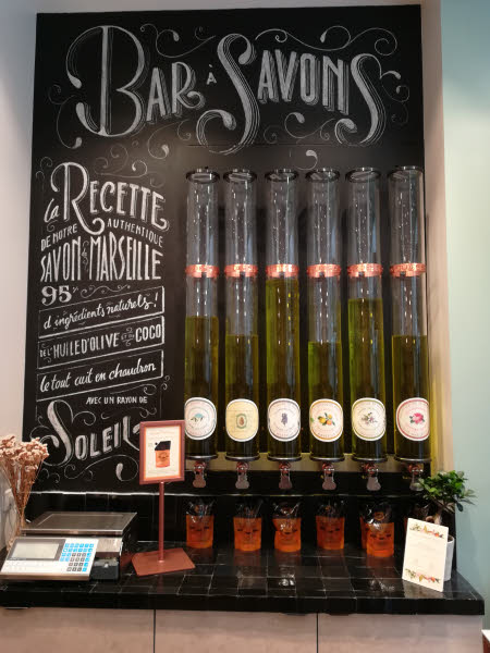 Le bar à savon de la boutique Panier des Sens, avenue de l'Opéra à Paris © ABCfeminin.com. Le bar à savon de la boutique Panier des Sens, avenue de l'Opéra à Paris © ABCfeminin.com.