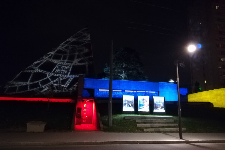 Eclairage du cinéma Duchère à Lyon © ABCfeminin.com. Eclairage du cinéma Duchère à Lyon © ABCfeminin.com.