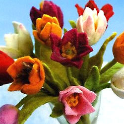 Fleurs en laine cardée - Photo extraite de 'Laine feutrée pour un intérieur douillet'