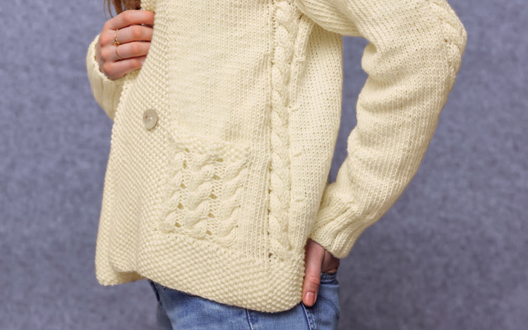 Modèle expliqué gratuit : veste-gilet à torsades © Phildar. Modèle expliqué gratuit : veste-gilet à torsades © Phildar.