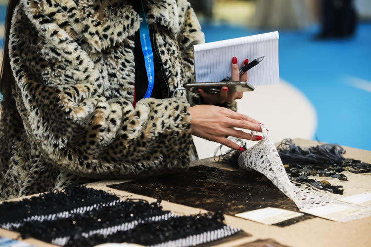 Choix de matières 'fantaisie par une acheteuse au Salon Messe Frankfurt (janv. 2019).