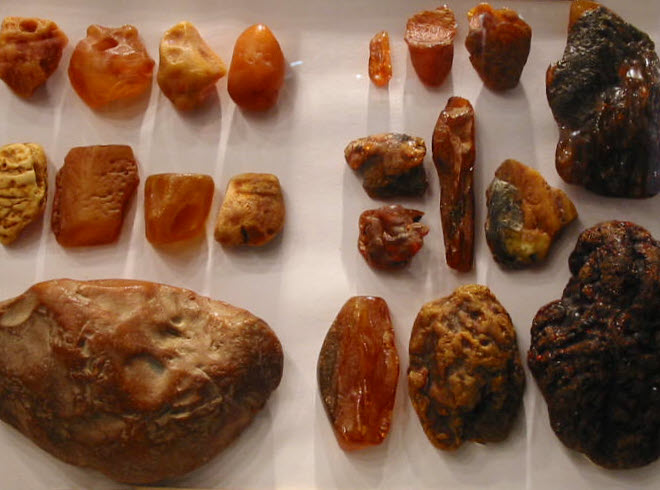 Ci-dessus, pierre brutes d'ambre jaune - Salon Amberif (Gdansk - 2010) © ABCfeminin.com. Ci-dessus, pierre brutes d'ambre jaune - Salon Amberif (Gdansk - 2010) © ABCfeminin.com.