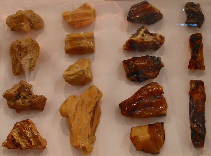 Couleurs de l'ambre jaune - Salon Amberif (Gdansk - 2010) © ABCfeminin.com. Couleurs de l'ambre jaune - Salon Amberif (Gdansk - 2010) © ABCfeminin.com.