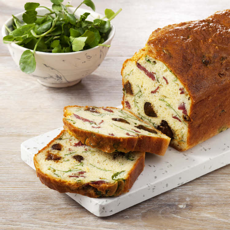 Cake aux pruneaux, magret de canard, gruyère râpé et cresson Cake aux pruneaux, magret de canard, gruyère râpé et cresson