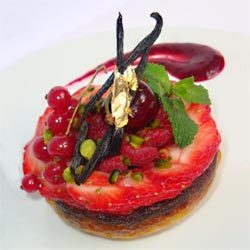 recette : clafoutis framboises et pistaches, carpaccio de fruits rouges