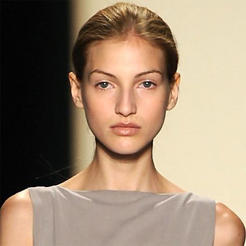 Coiffure du défilé BCBG Max Azria été 2011 Coiffure du défilé BCBG Max Azria été 2011
