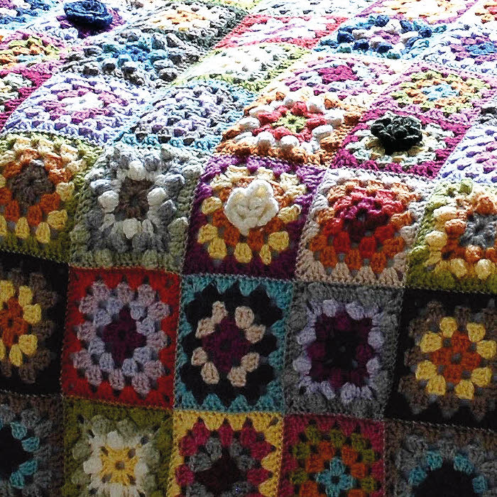 Modèle expliqué : plaid patchwork © Phildar. Modèle expliqué : plaid patchwork © Phildar.