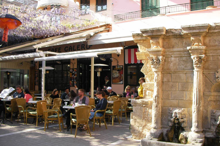 CRETE : placette à Réthymnon © ABCfeminin.com. CRETE : placette à Réthymnon © ABCfeminin.com.