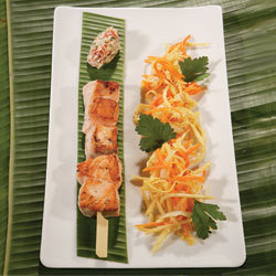 recette Brochette de saumon, légumes au wok et rougail de tomate au lait de coco © Gérald Gambier recette Brochette de saumon, légumes au wok et rougail de tomate au lait de coco © Gérald Gambier