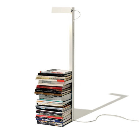 Lampadaire range-livres 'Left or Right' - Design: Julian Appelius © Thomas Koy