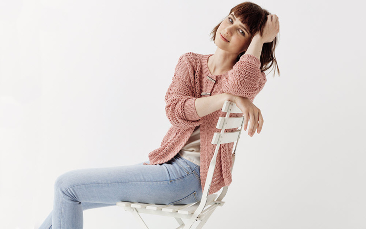 Modèle expliqué gratuit : gilet féminin point rivière © Phildar. Modèle expliqué gratuit : gilet féminin point rivière © Phildar.