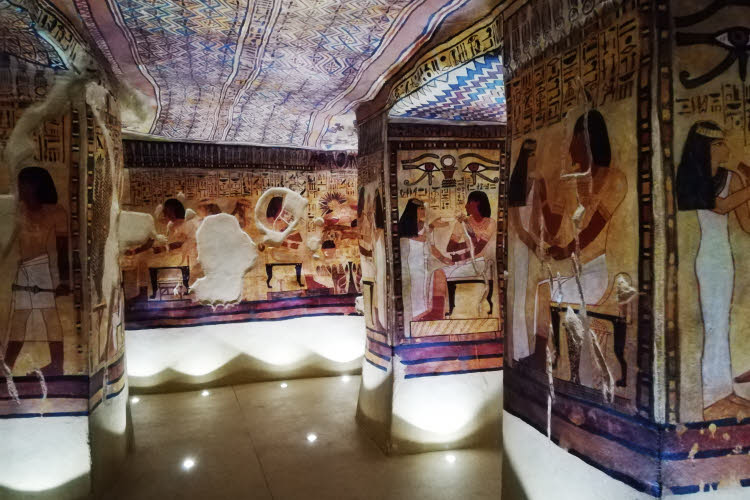 Reconstitution du tombeau de la reine Nefertiti au Musée de Tessé du Mans © ABCfeminin.com. Reconstitution du tombeau de la reine Nefertiti au Musée de Tessé du Mans © ABCfeminin.com.