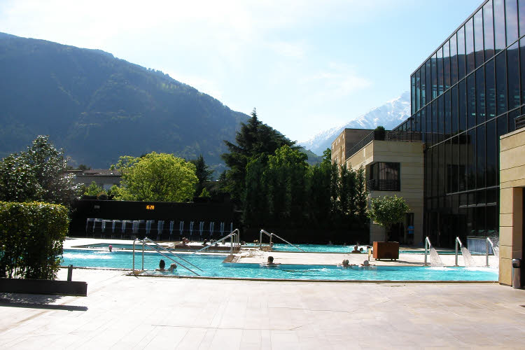 Piscine chauffée intérieur/extérieur et ses jets "détente" au centre thermal de Merano © ABCfeminin.com. Piscine chauffée intérieur/extérieur et ses jets "détente" au centre thermal de Merano © ABCfeminin.com.