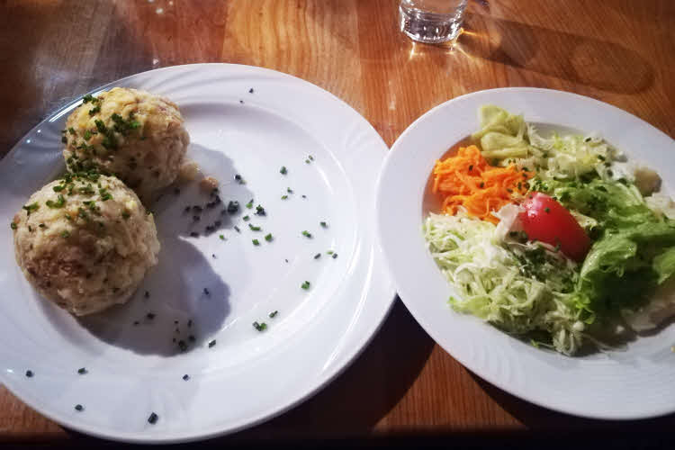 Knödel servi au Locanda Wasserfall à Parcines © ABCfeminin.com.