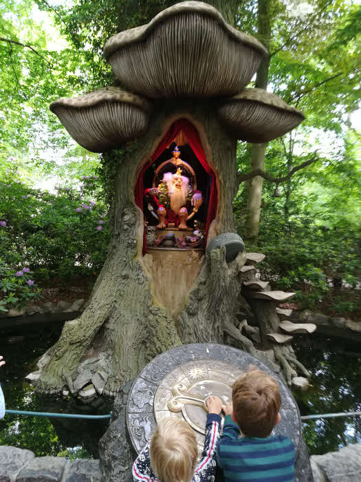 Le lutin astrologue d'Efteling © ABCfeminin.com. Le lutin astrologue d'Efteling © ABCfeminin.com.