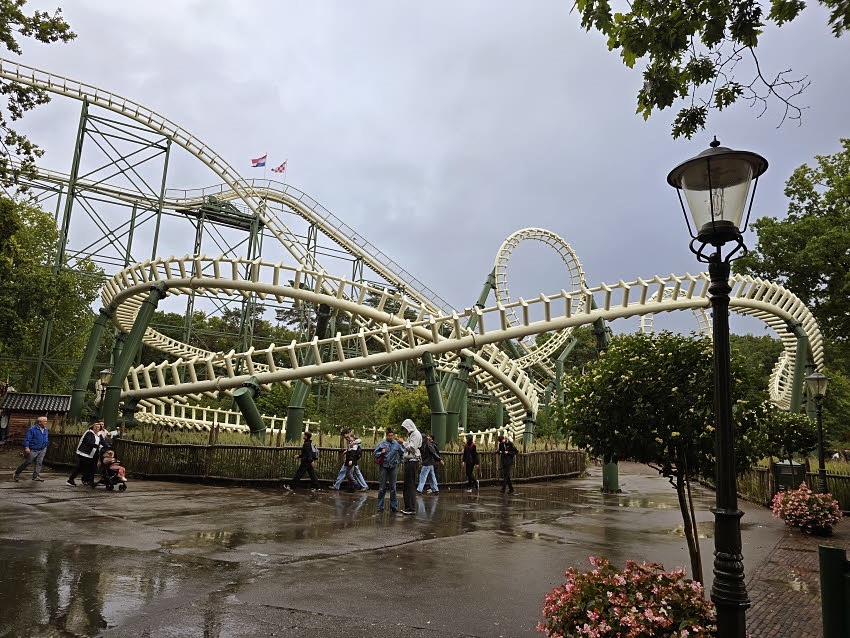 Même sous la pluie, le grand manège, le Python d'Efteling, fait sensation © ABCfeminin.com. Même sous la pluie, le grand manège, le Python d'Efteling, fait sensation © ABCfeminin.com.