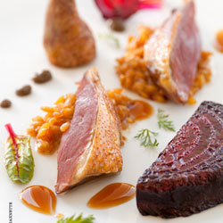 Recette pigeon Rôti, risotto d’épeautre, condiment sésame © Aurélie Jeannette