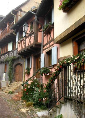 rue des Remparts à Eguisheim en Alsace rue des Remparts à Eguisheim en Alsace