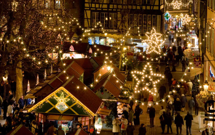 Vue panoramique d'un des nombreux marchés de Noël de Strasbourg