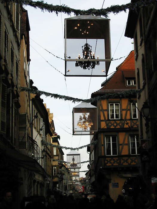 Les lustres de Baccarat dans la rue Hallebardes à Strasbourg Les lustres de Baccarat dans la rue Hallebardes à Strasbourg