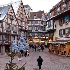 Rue piétonne décorée pour Noël à Colmar © ABCfeminin.com.