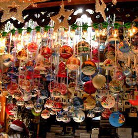 Une myriade de boules vendues sur le marché de Noël de Colmar Une myriade de boules vendues sur le marché de Noël de Colmar
