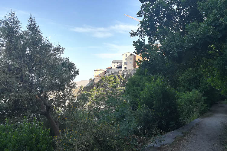 Depuis le Jardin Romieu, vue sur la terrasse de l'Hôtel des Gouverneurs dans la citadelle de Bastia © ABCfeminin.com.
